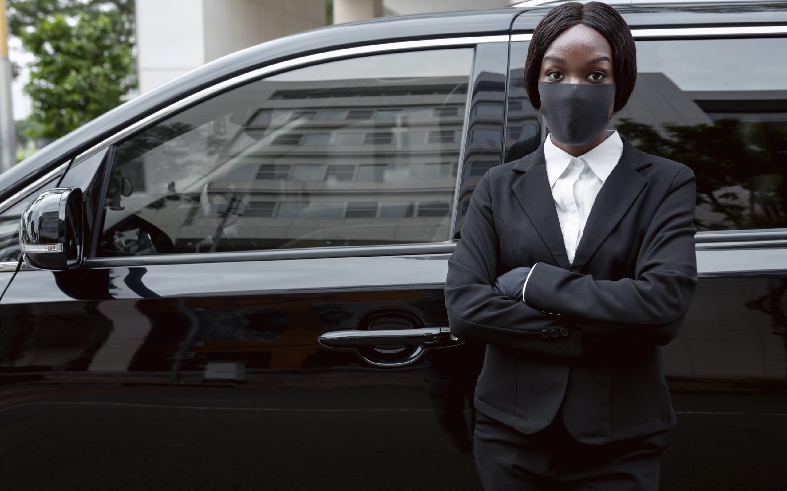 taxi driver waiting her client 1 scaled